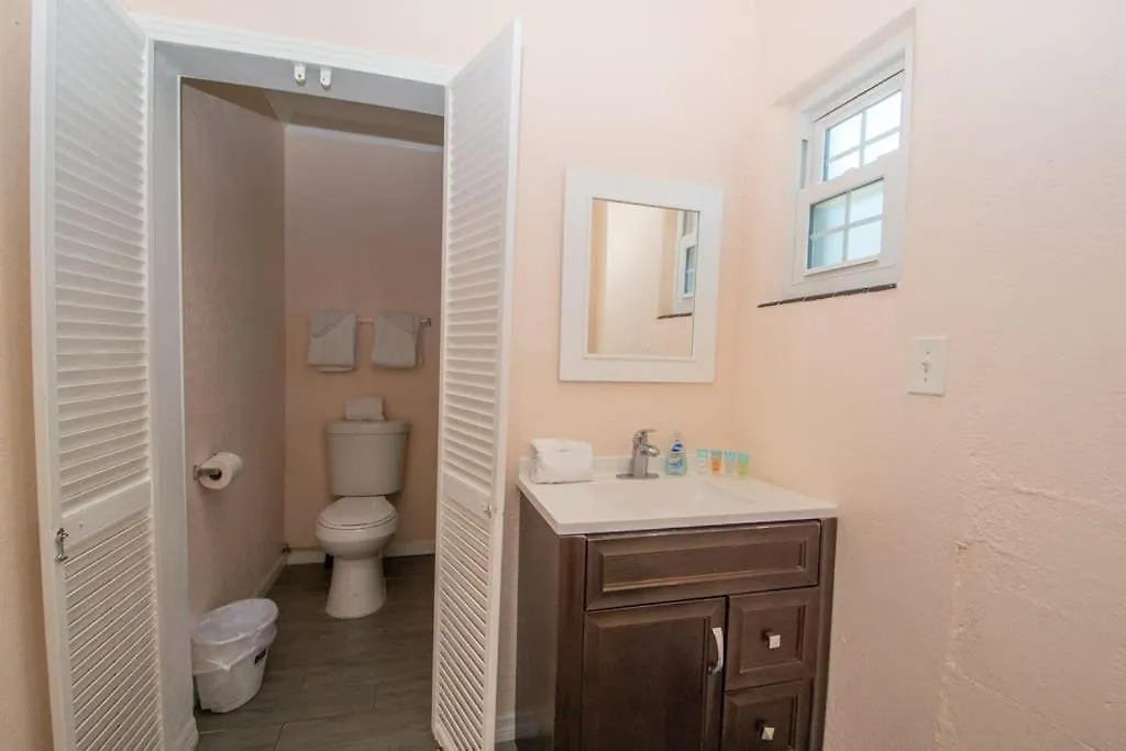 Beach Side Studio With Pool And Parking Apartment Clearwater