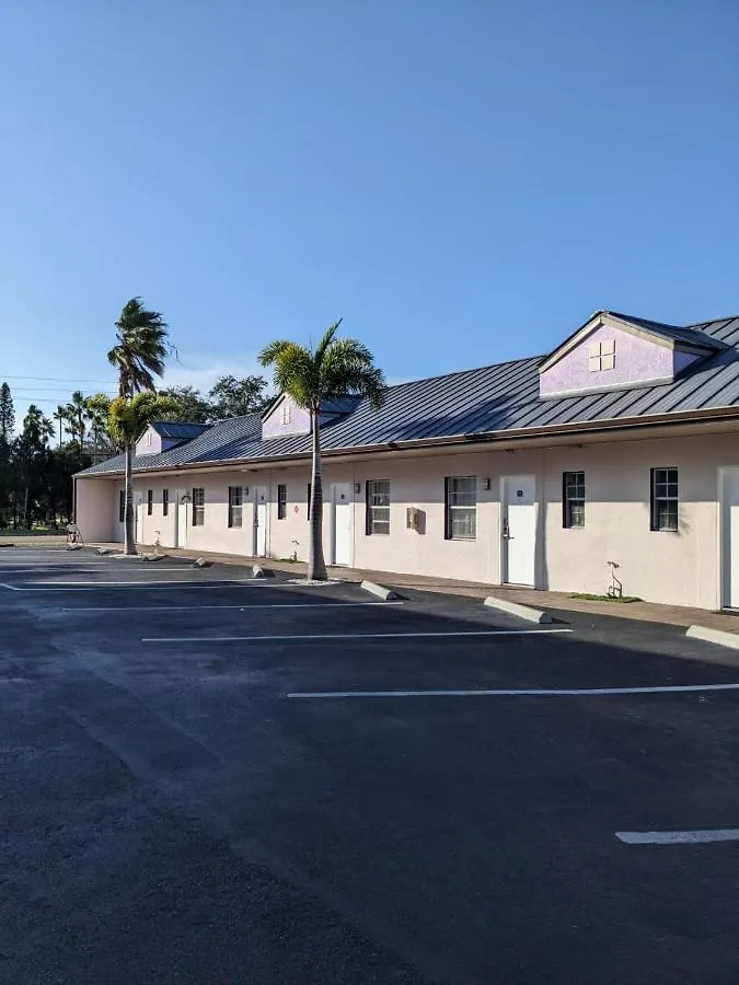 Beach Side Studio With Pool And Parking Apartment Clearwater