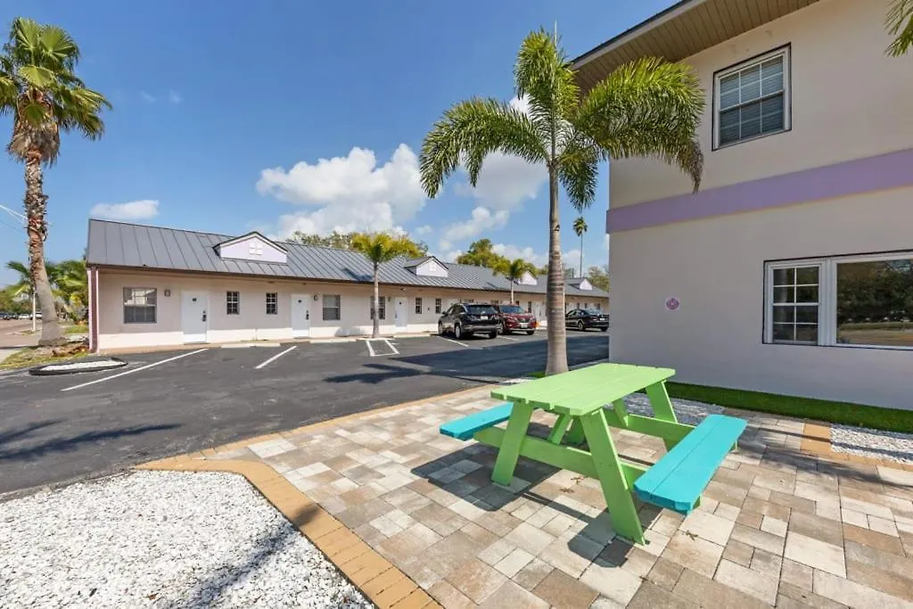 Beach Side Studio With Pool And Parking Apartment Clearwater