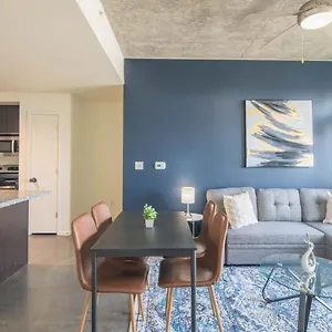 Striking 2bd - Cdt- Gym, Pool, Parking - Sleep8 Apartment Phoenix